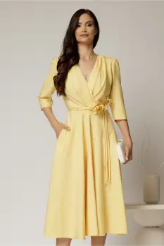 Rochie midi galbena din stofa in clos cu floare in talie imagine