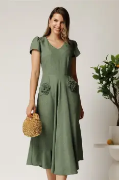 Rochie midi kaki din material fluid in clos cu trandafiri pe buzunare imagine