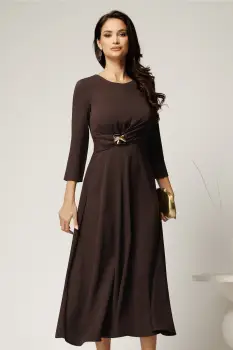 Rochie midi maro din crep in clos cu fronseu si aplicatie metalica in talie imagine