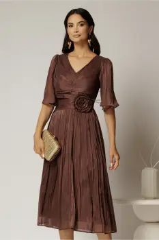 Rochie midi maro din voal peliculizat cu decolteu V imagine