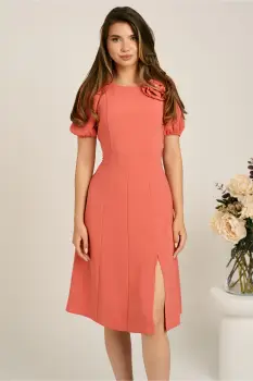 Rochie midi roz piersica din crep in clini cu floare la bust- Moze imagine