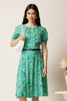Rochie midi verde din viscoza in clos cu flori roz si curea in talie imagine