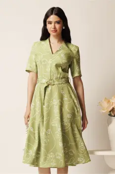 Rochie midi verde in clos cu imprimeu alb si cordon in talie imagine