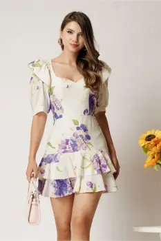 Rochie scurta alba din rayon cu flori mov in clos cu volane pe fusta imagine