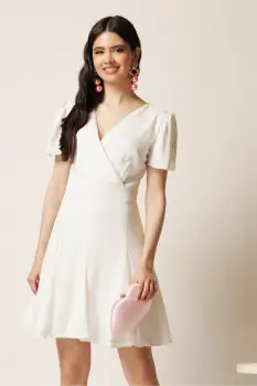 Rochie scurta alba in clin cu decolteu petrecut- Moze imagine