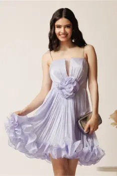Rochie scurta lila din voal in clos cu volanase si floare maxi pe talie imagine