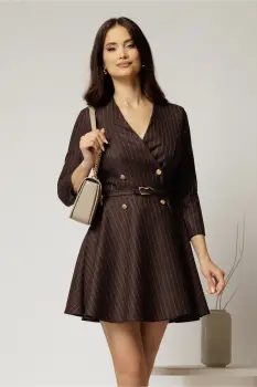 Rochie scurta maro clos cu nasturi si decolteu petrecut imagine