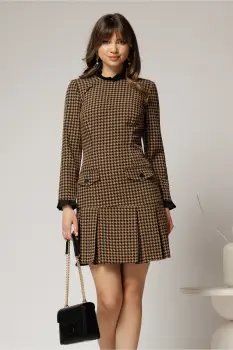 Rochie scurta maro cu imprimeuri negre si pliuri pe fusta imagine