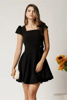 Rochie scurta neagra din stofa in clos cu floare in talie imagine