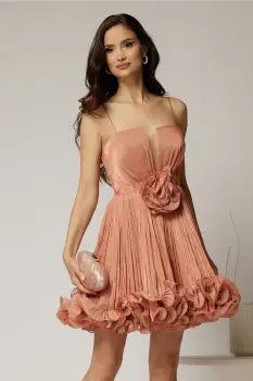 Rochie scurta roz coniac din voal in clos cu volanase si floare maxi pe talie imagine