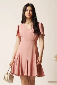 Rochie scurta roz in clin cu decolteu petrecut- Moze imagine