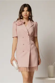 Rochie scurta roz tip sacou cu dantela la fusta si detaliu floral imagine