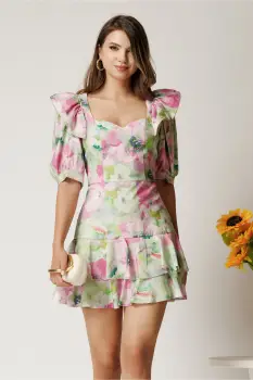 Rochie scurta verde din rayon cu flori roz in clos cu volane pe fusta imagine