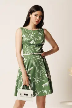 Rochie scurta verde in clos cu imprimeuri albe si curea in talie imagine