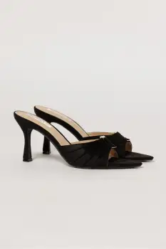 Sandale negre de tip mule cu acceesoriu auriu imagine