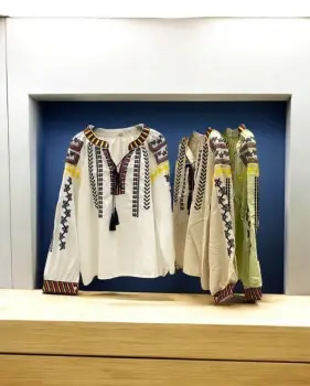 Bluza brodata cu motive geometrice - Erica imagine