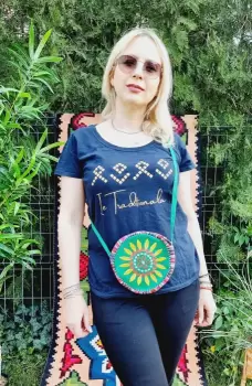 Geanta stilizata cu motive traditionale cu floare 11 imagine