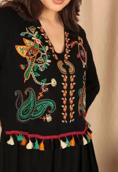 Rochie de dama cu ciucuri brodate din tesatura de vascoza - negru imagine