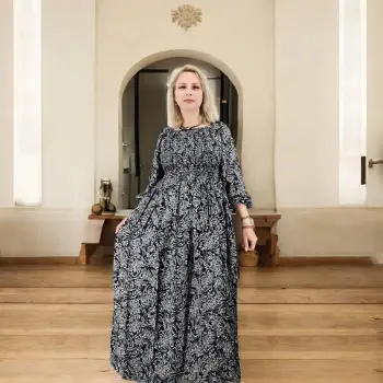 Rochie lunga de vara cu maneca 3 4 si imprimeu floral negru imagine