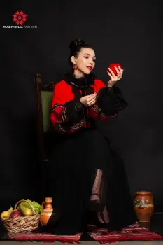 Bluza eleganta Venezia rosie cu maneci bufante brodate si guler dantelat imagine