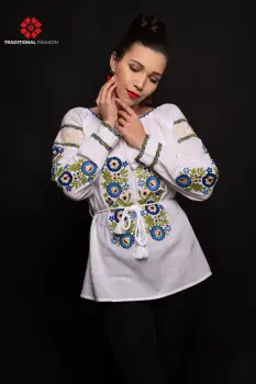 Bluza tip ie Elisabeta cu flori albastre brodate imagine