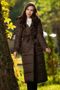 Geaca din fas lunga matlasata maro cu gluga si cordon in talie imagine