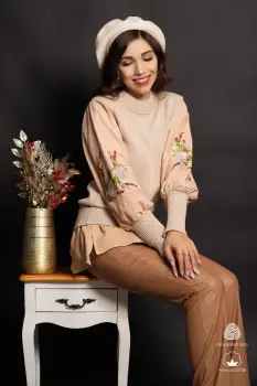 Pulover din bumbac bej cu broderie florala crem-rosu si insertie tip camasa imagine