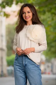 Pulover din tricot bej cu floare 3D din organza imagine