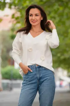 Pulover din tricot fin alb cu flori 3D tricotate imagine