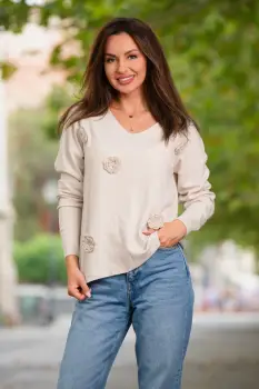 Pulover din tricot fin bej cu flori 3D tricotate imagine