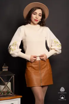 Pulover traditional din bumbac crem cu flori bej si galbene brodate imagine