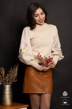 Pulover traditional din bumbac crem cu flori bej si lila brodate imagine