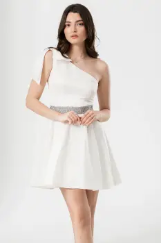 Rochie de ocazie scurta in clos alba cu funda pe umar imagine