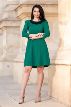 Rochie de ocazie verde evazata cu colier din margele negre imagine