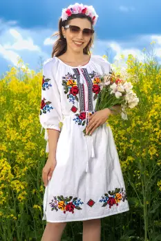 Rochie traditionala alba Casandra cu trandafiri brodati imagine