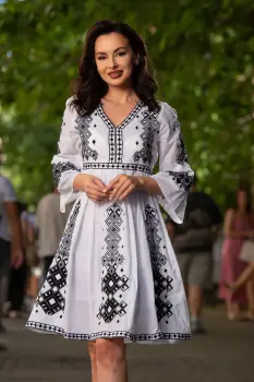 Rochie traditionala alba din bumbac cu broderie neagra Simona imagine