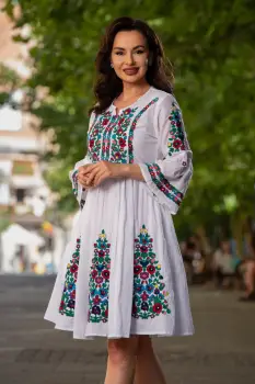 Rochie traditionala alba din bumbac Violeta cu maneca tip clopot si broderie florala imagine