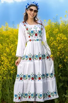 Rochie traditionala lunga alba din vascoza cu flori brodate imagine