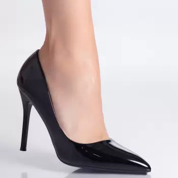 Pantofi dama cu toc negri din piele ecologica lacuita Risam imagine