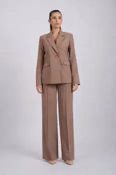 Compleu bej format din doua piese cu pantaloni largi si sacou cu design deosebit imagine