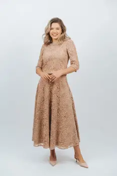 Compleu elegant bej format din fusta semiclos si bluza accesorizata cu pietre imagine