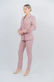 Compleu elegant roz prafuit compus din sacou accesorizat cu strasuri si pene si pantaloni lungi conici imagine