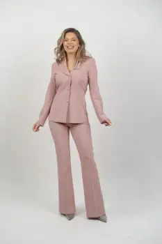 Compleu elegant roz pudra cu sacou cambrat si pantaloni evazati imagine