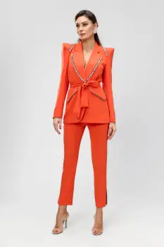 Compleu eleganta format din pantaloni conici cu talie inalta si sacou accesorizat cu detalii pretioase si cordon detasabil imagine