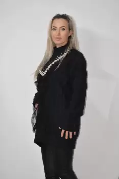 Pulover dama negru prevazut cu accesorii si volane din dantela imagine