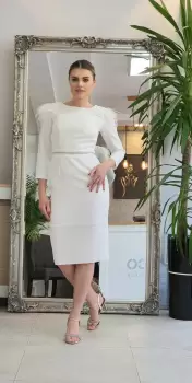 Rochie alba conica de lungime medie accesorizata cu pene imagine