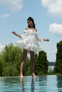 Rochie alba din voal cu volane imagine