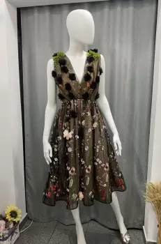 Rochie de ocazie midi clos prevazuta cu broderie florala colorata imagine