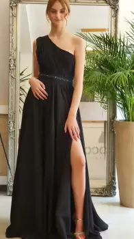 Rochie de ocazie vaporoasa de culoare neagra cu centura cu detalii metalice imagine