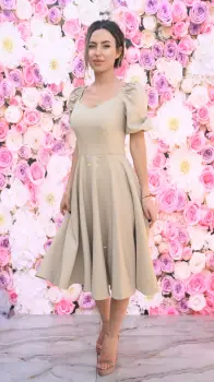 Rochie eleganta bej cu croi in clos si maneca bufanta imagine